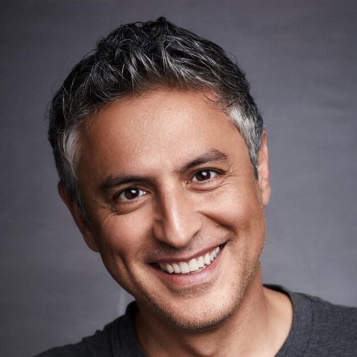 headshot of Reza Aslan